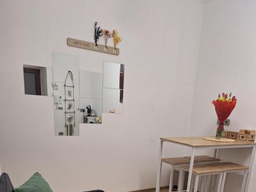 cocina con mesa y nevera en la pared en HOME N & C Noemi & Costa, en Bari