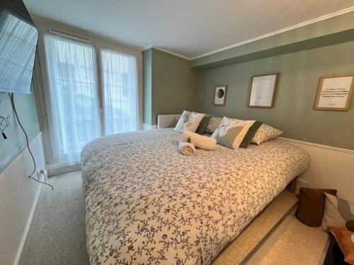 une chambre avec un grand lit avec des oreillers dans l'établissement Studio BROSSARD 2pers Tv and Wifi, à Nantes