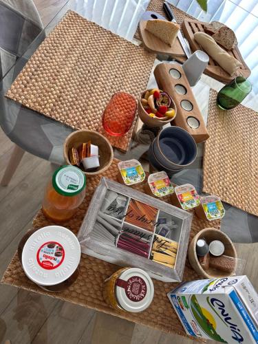 een tafel met diverse etenswaren erop bij Chambre dans une maison individuelle de plain pied à ANNEZIN in Fouquières-lès-Béthune