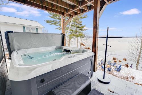 Fotografie z fotogalerie ubytování Lake Access Mtn Views Game Room Hot Tub & More v destinaci Gilford