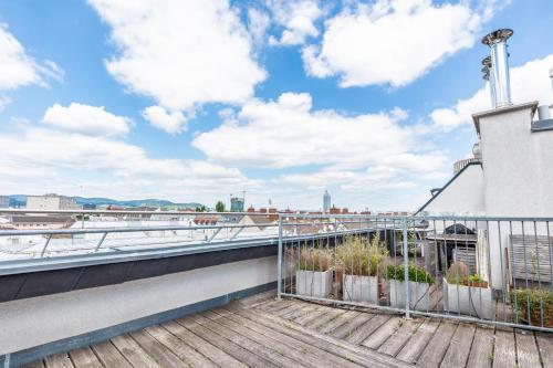 Comfy 3 Bedroom Apartment with Living Room and Balcony near Park