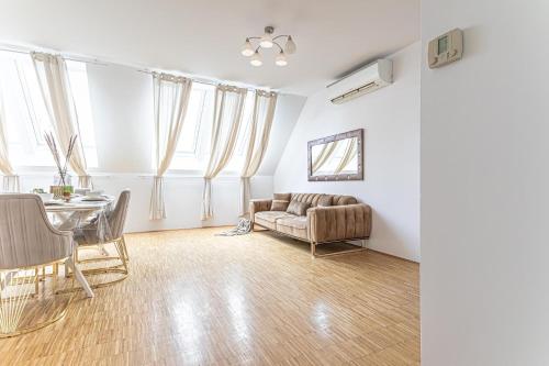 Comfy 3 Bedroom Apartment with Living Room and Balcony near Park