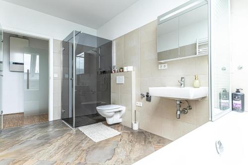 Comfy 3 Bedroom Apartment with Living Room and Balcony near Park