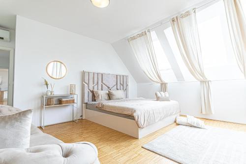 Comfy 3 Bedroom Apartment with Living Room and Balcony near Park