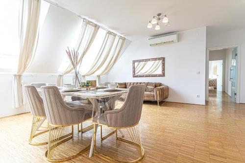 Comfy 3 Bedroom Apartment with Living Room and Balcony near Park