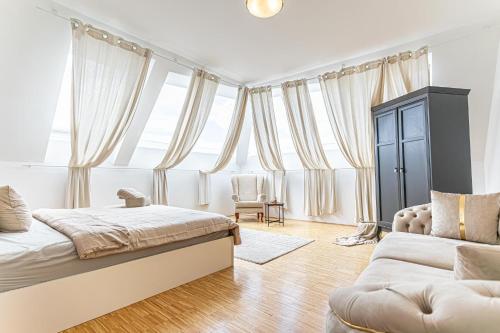 Comfy 3 Bedroom Apartment with Living Room and Balcony near Park
