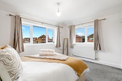 Postel nebo postele na pokoji v ubytování Glade House-3-Bed Home with Free Parking I Free Wifi I 65-inch TV