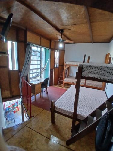Zimmer mit einem Zimmer mit einem Bett und einem Schreibtisch in der Unterkunft Tipo chalé na Lapa in Rio de Janeiro