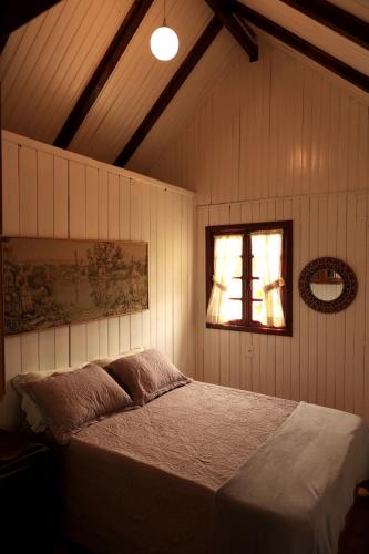 a bedroom with a bed and a window at Refugio na Serra Catarinense Chale bem equipado in Ponte Alta