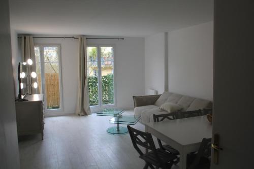 a living room with a couch and a table at Disney 3 mn, 14 people , 4 bedrooms, 2 parkings privés in Chessy