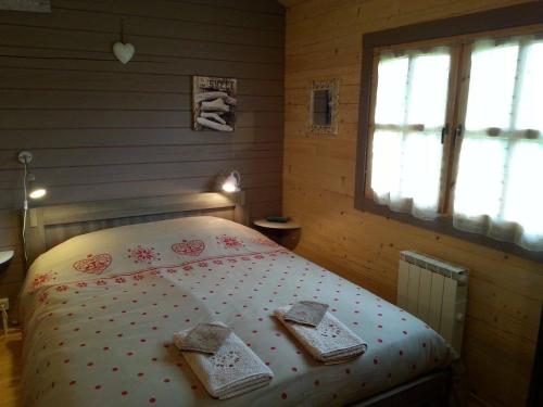Katil atau katil-katil dalam bilik di Chalets du Bois de Vache