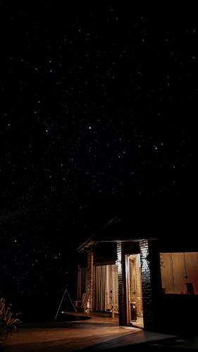 a small house at night with stars in the sky at Refúgio Terras Altas in Itanhandu