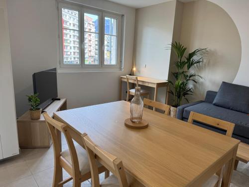 un salon avec une table en bois et un canapé dans l'établissement L'alpin, coeur de grenoble, à Grenoble