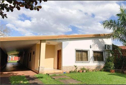 Casa en el centro de Encarnacion con tres habitaciones