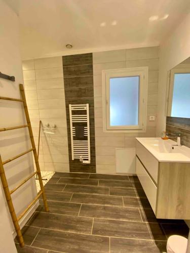 une salle de bain avec un lavabo et des toilettes et un lavabo dans l'établissement Le Jaunay holiday, à Saint-Gilles-Croix-de-Vie