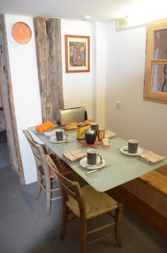 - une table à manger avec 2 chaises et un ordinateur portable dans l'établissement L'Alpage des pistes - Chalet skis aux pieds à La Plagne, à La Plagne Tarentaise