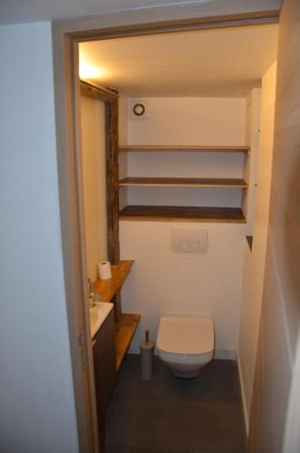 une petite salle de bain avec toilettes et lavabo dans l'établissement L'Alpage des pistes - Chalet skis aux pieds à La Plagne, à La Plagne Tarentaise