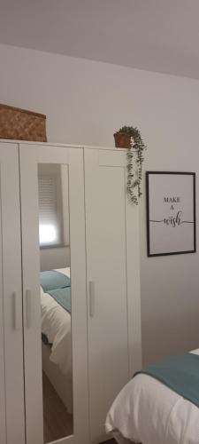1 dormitorio con armarios blancos y 1 cama en Apartamento Neron, en Ronda