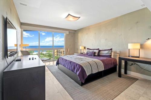 une chambre avec un lit et une vue sur l'océan dans l'établissement Beachfront - Panoramic View 4BR Penthouse - PH4, à Palm-Eagle Beach