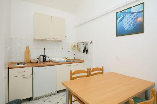 Η κουζίνα ή μικρή κουζίνα στο Apartments Hansal