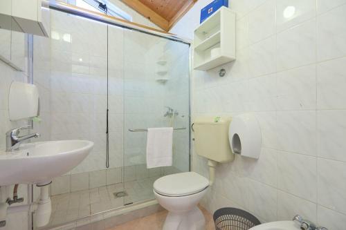 Ένα μπάνιο στο Apartments Hansal