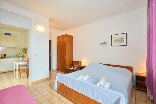 Ένα ή περισσότερα κρεβάτια σε δωμάτιο στο Apartments Hansal