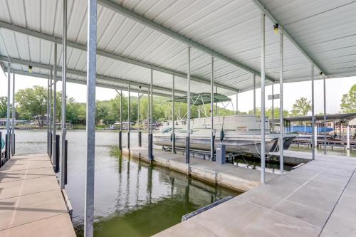 Φωτογραφία από το άλμπουμ του Fire Pit and Dock Lake of the Ozarks Retreat! σε Roach