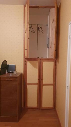une porte ouverte menant à une chambre avec un placard dans l'établissement L'ébène - Chez L'habitant, à Château-du-Loir