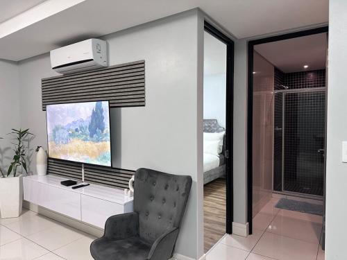 Телевизор и/или развлекательный центр в 2 Bedroom Apartment in Windhoek City Centre