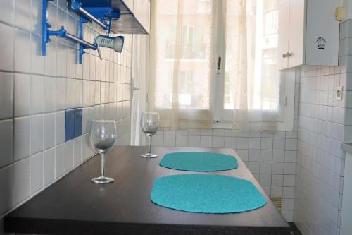 - une cuisine avec 2 verres à vin et une table dans l'établissement Beautiful flat 6 people Nice center town, à Nice
