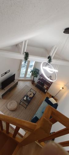 - un salon avec un canapé dans l'établissement La Suite Mìmì 光 Duplex - 2chambres2Sallesd'eau - Second Lodge Rennes, à Rennes