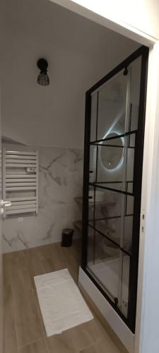 une salle de bain avec un réfrigérateur en verre dans une chambre dans l'établissement La Suite Mìmì 光 Duplex - 2chambres2Sallesd'eau - Second Lodge Rennes, à Rennes