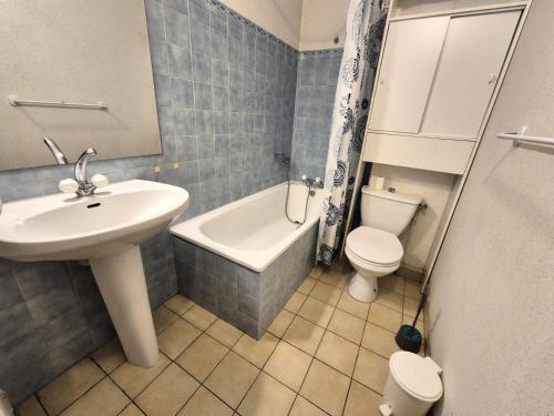 une salle de bain avec un lavabo, des toilettes et une baignoire dans l'établissement Residence L'alize - Vacances au Bord du lac, plaisant studio ! MAE-6714, à Aix-les-Bains
