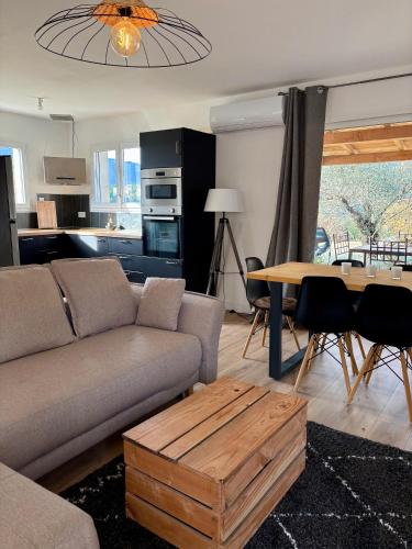 un salon avec un canapé et une table dans l'établissement Villa de Montchamp, à Chambonas
