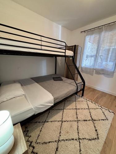 - une chambre avec des lits superposés et un tapis dans l'établissement Villa de Montchamp, à Chambonas
