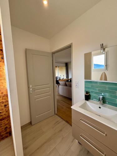 une salle de bain avec un lavabo et un miroir dans l'établissement Villa de Montchamp, à Chambonas