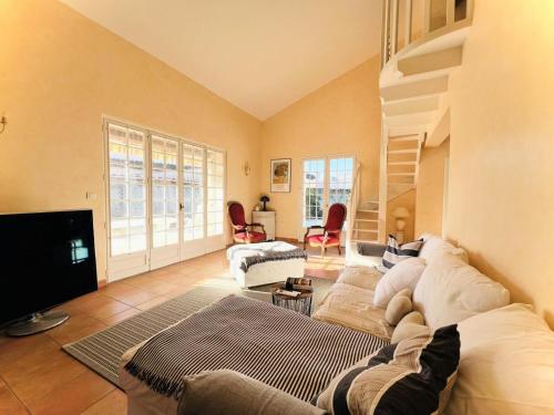 Villa Tournesol - Villa idéal pour les familles Quartier résidentiel MAE-5271 في لا غراند موت: غرفة معيشة مع أريكة وتلفزيون