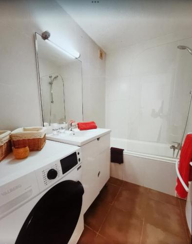 La salle de bains blanche est pourvue d'un lavabo et d'une baignoire. dans l'établissement Coquillages et Crustacés, à Saint-Aygulf