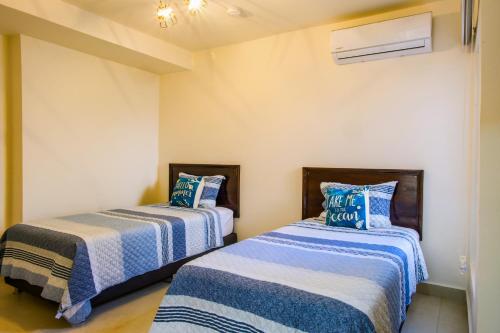 El QuindioにあるApartamento en Punta Chameの部屋に並んで置かれた2つのベッド