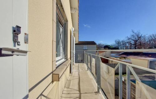 d'un balcon avec une fenêtre. dans l'établissement Cozy Home In Saint-Georges-De-Didon, à Saint-Georges-de-Didonne