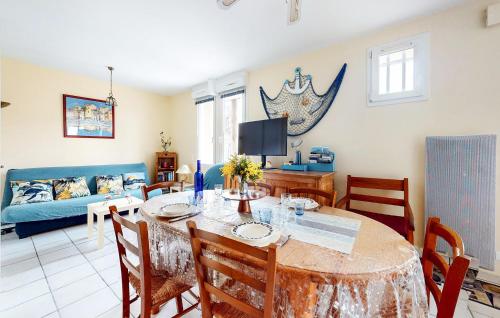 un salon avec une table et un canapé dans l'établissement Cozy Home In Saint-Georges-De-Didon, à Saint-Georges-de-Didonne