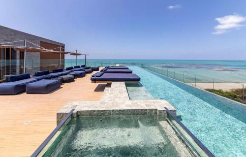 Hồ bơi trong/gần New Time Conforto e Sofisticacao a Beira Mar