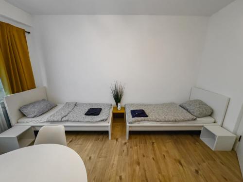a living room with two beds and a table at Zentrale Wohnung in Koblenz