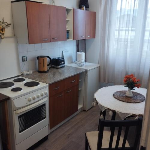 una piccola cucina con fornelli e tavolo di Apartman Centar Beograd a Belgrado