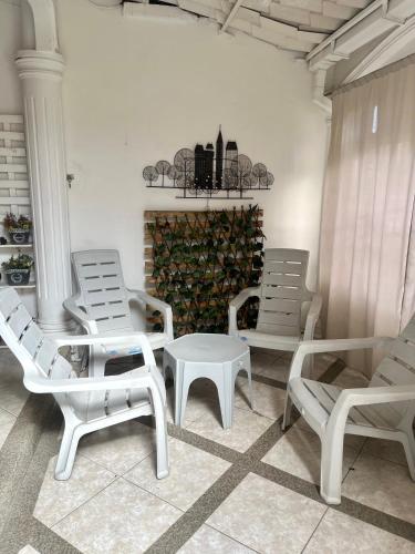 a group of chairs and a table and a fireplace at Enorme 3 habitaciones, 7 camas, centro de machala in Machala
