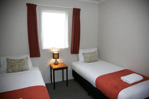 Katil atau katil-katil dalam bilik di Bella Vista Motel Hamilton
