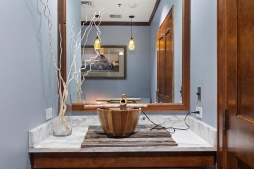 une salle de bain avec une vasque sur un comptoir en marbre dans l'établissement The Ritz-Carlton Club, 3 Bedroom Premier Residence 8303, Ski-in & Ski-out Resort in Aspen Highlands, à Aspen
