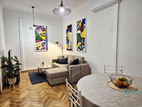 リエカにあるPortaKorzo Center Apartmentのソファとテーブルのあるリビングルーム