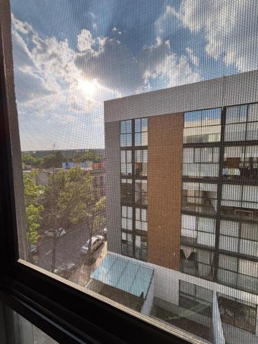 - une vue sur un bâtiment depuis une fenêtre dans l'établissement Habitación privada en departamento compartido en el centro de la CDMX, Buenavista cerca de reforma zocalo, à Mexico