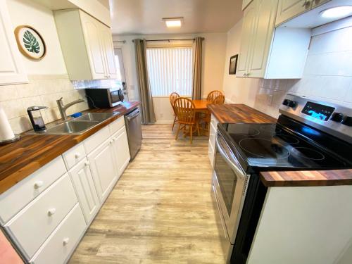 Η κουζίνα ή μικρή κουζίνα στο Updated duplex near Gonzaga and Downtown Spokane